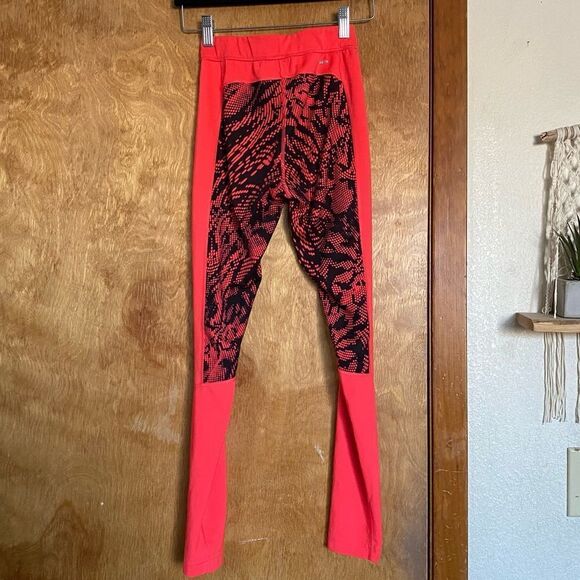 🍄 Adidas Bright Coral and Black Patterned Athletic Leggings - Picture 4 of 6